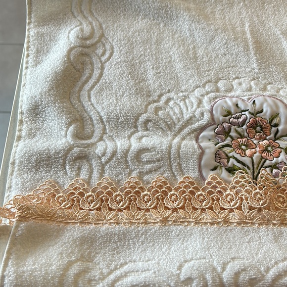 Embroidered Cotton Hand Towel - Picture 4 of 9